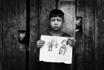 À Guadalupe Trinidad, un village zapatiste de la forêt lacandone. Ismael, 12 ans, a réalisé un dessin représentant Zapata et le sous-commandant Marcos. © Mat Jacob / Tendance floue
